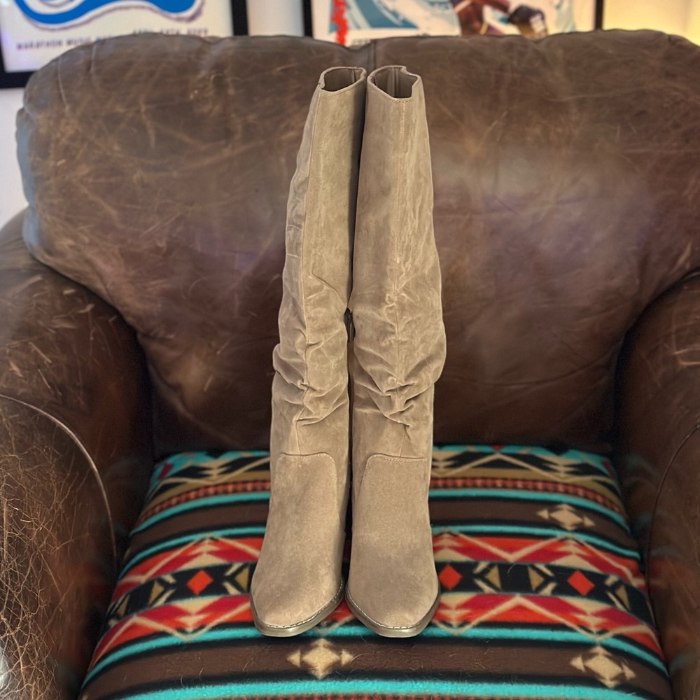 Women’s Size 8 Knee-High Boots